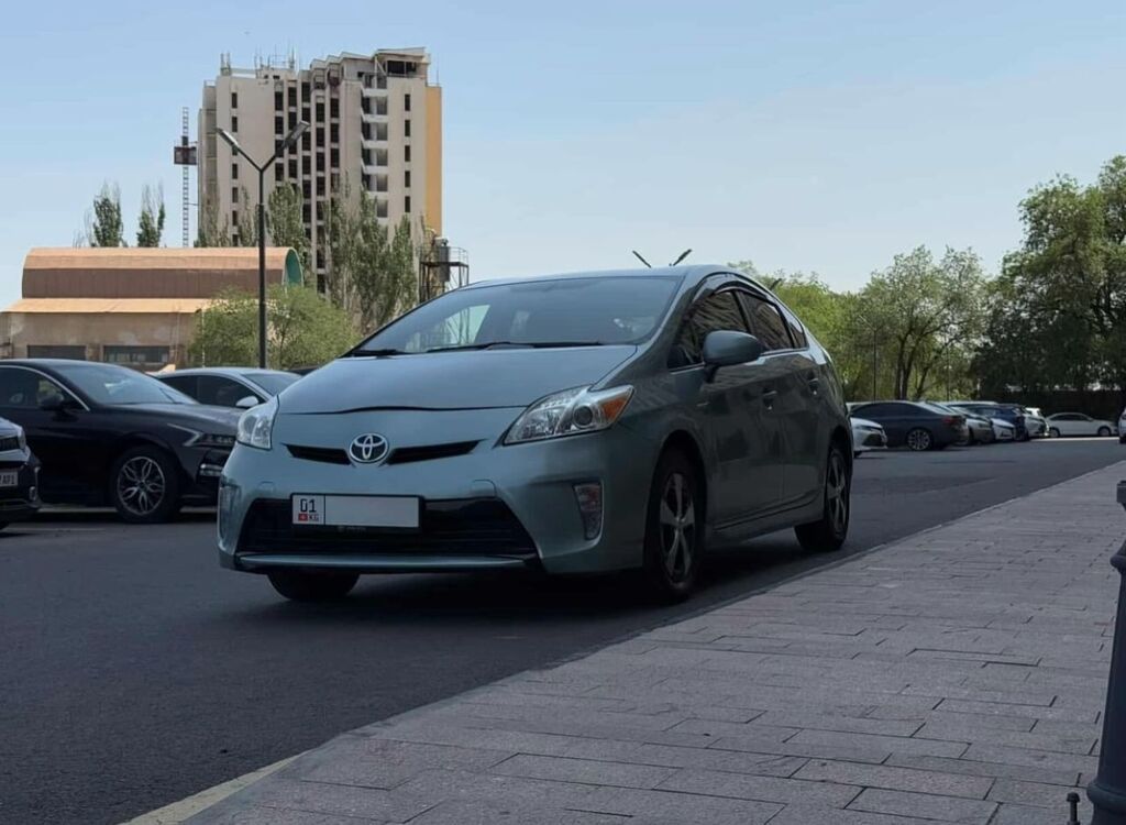 Toyota Prius: 2013 г., Вариатор, Гибрид, Хэтчбэк: фото 3