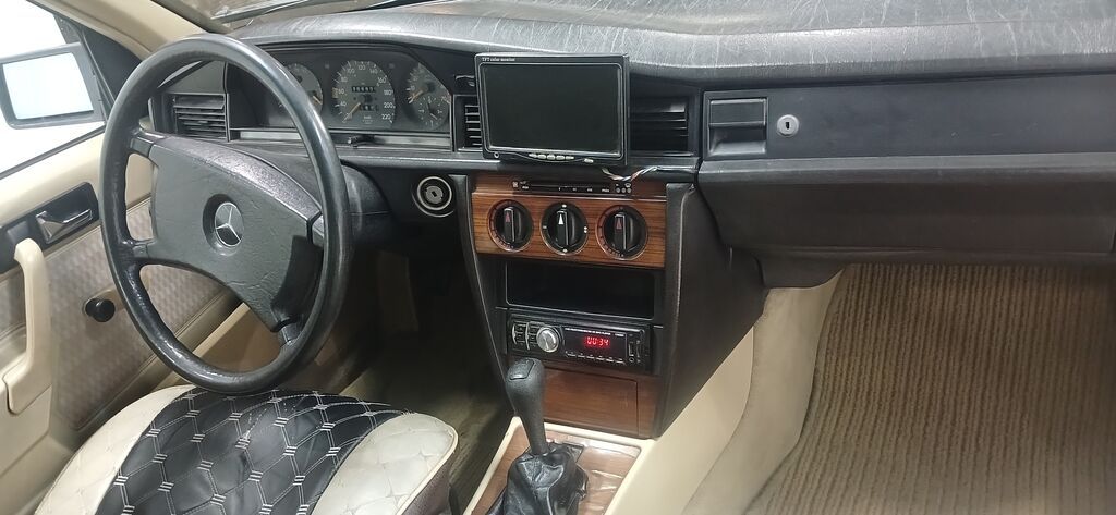 Mercedes-Benz 190: 1991 г., 2 л, Механика, Бензин, Седан: фото 6