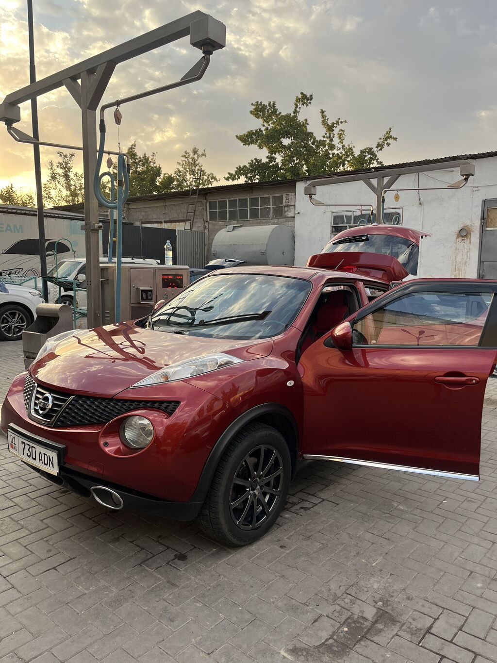Nissan Juke: 2012 г., 1.6 л, Автомат, Бензин, Кроссовер: фото 2