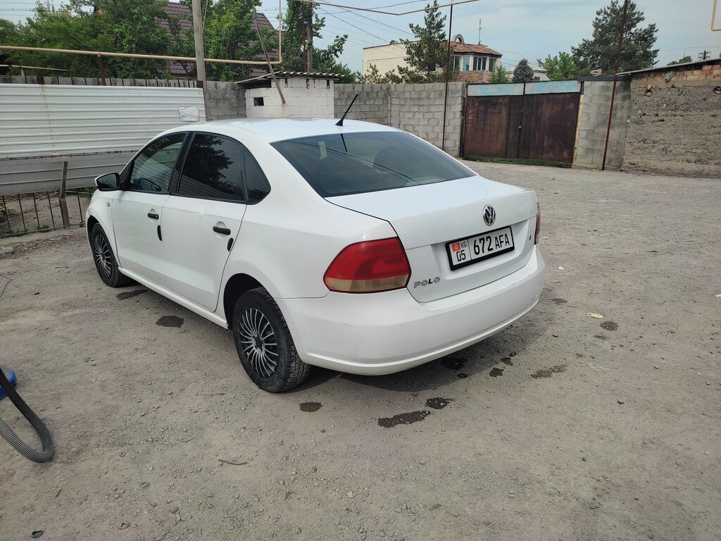 Volkswagen Polo: 2013 г., 1.6 л, Механика, Бензин, Седан: фото 3
