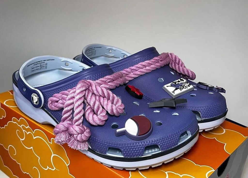 Sandale i japanke: 9 US Crocs x Naruto Sasuke Classic Clog Purple Omejena izdaja parov