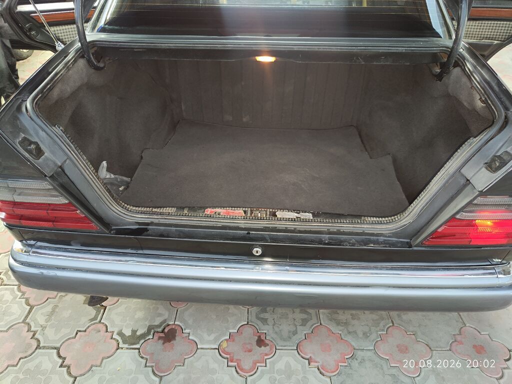Mercedes-Benz W124: 1994 г., 2.2 л, Механика, Бензин, Седан: фото 7
