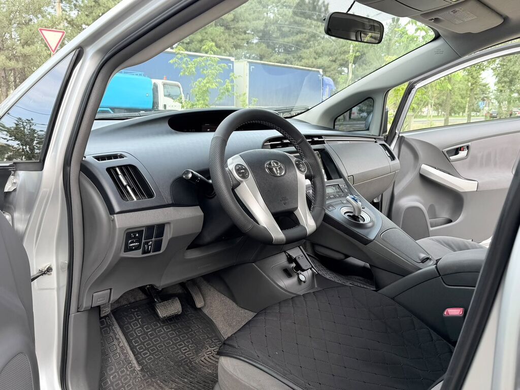 Toyota Prius: 2011 г., 1.8 л, Гибрид, Хэтчбэк: фото 5