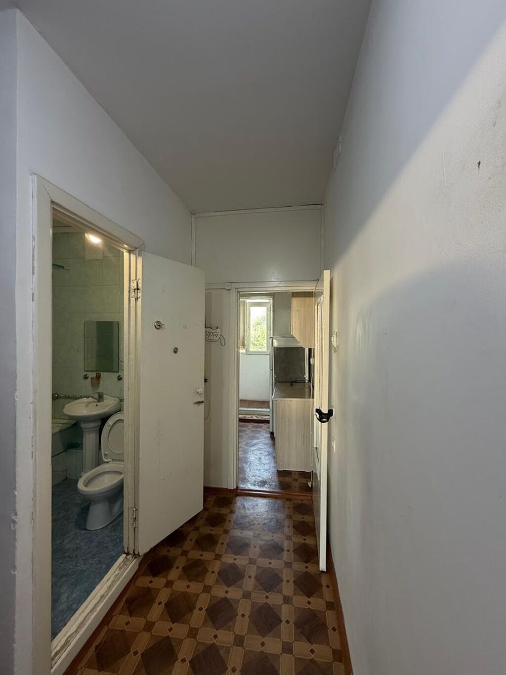 2 комнаты, 38 м², Киргизия 1 105 серия, 2 этаж, Старый ремонт: фото 2