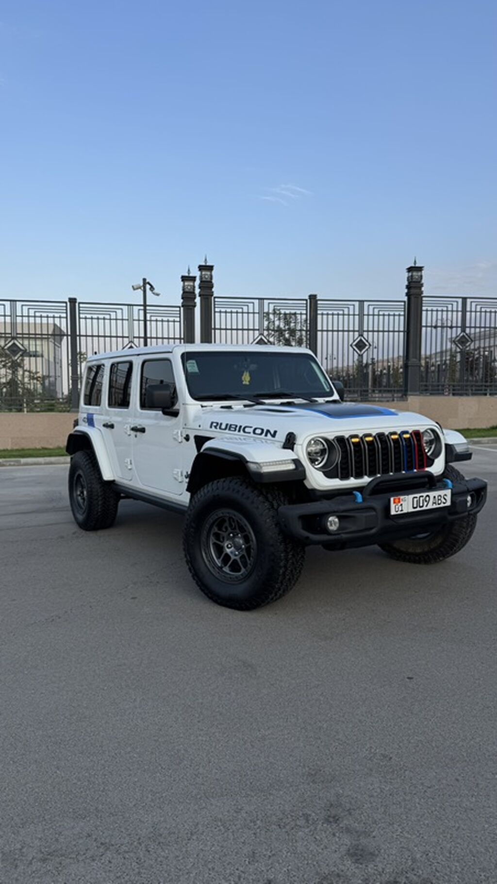 Jeep Wrangler: 2022 г., 2 л, Автомат, Гибрид, Внедорожник: фото 1