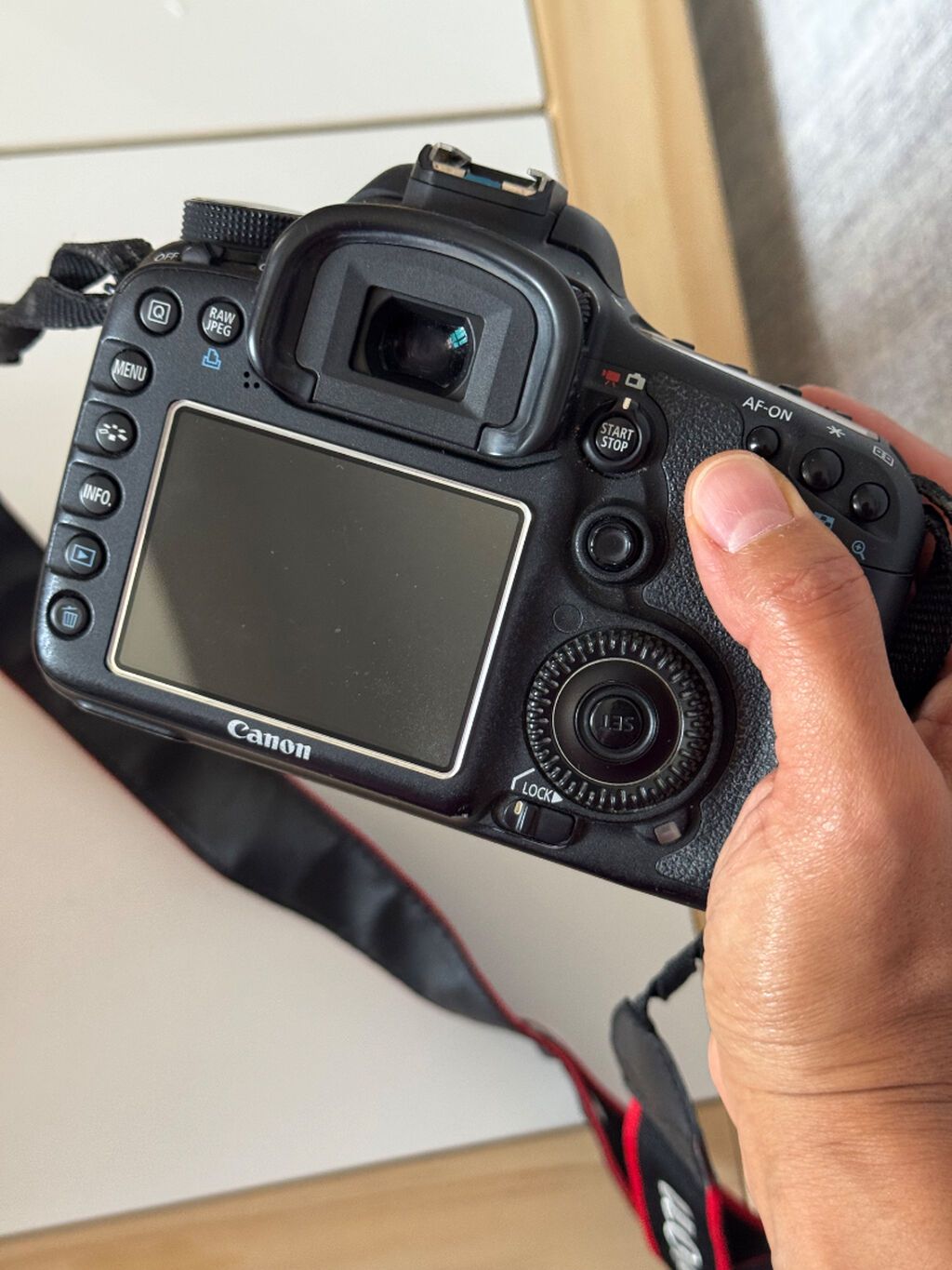 ПРОДАЮ Canon EOS 7D в хорошем состоянии. В комплекте: Фотоаппарат: фото 3