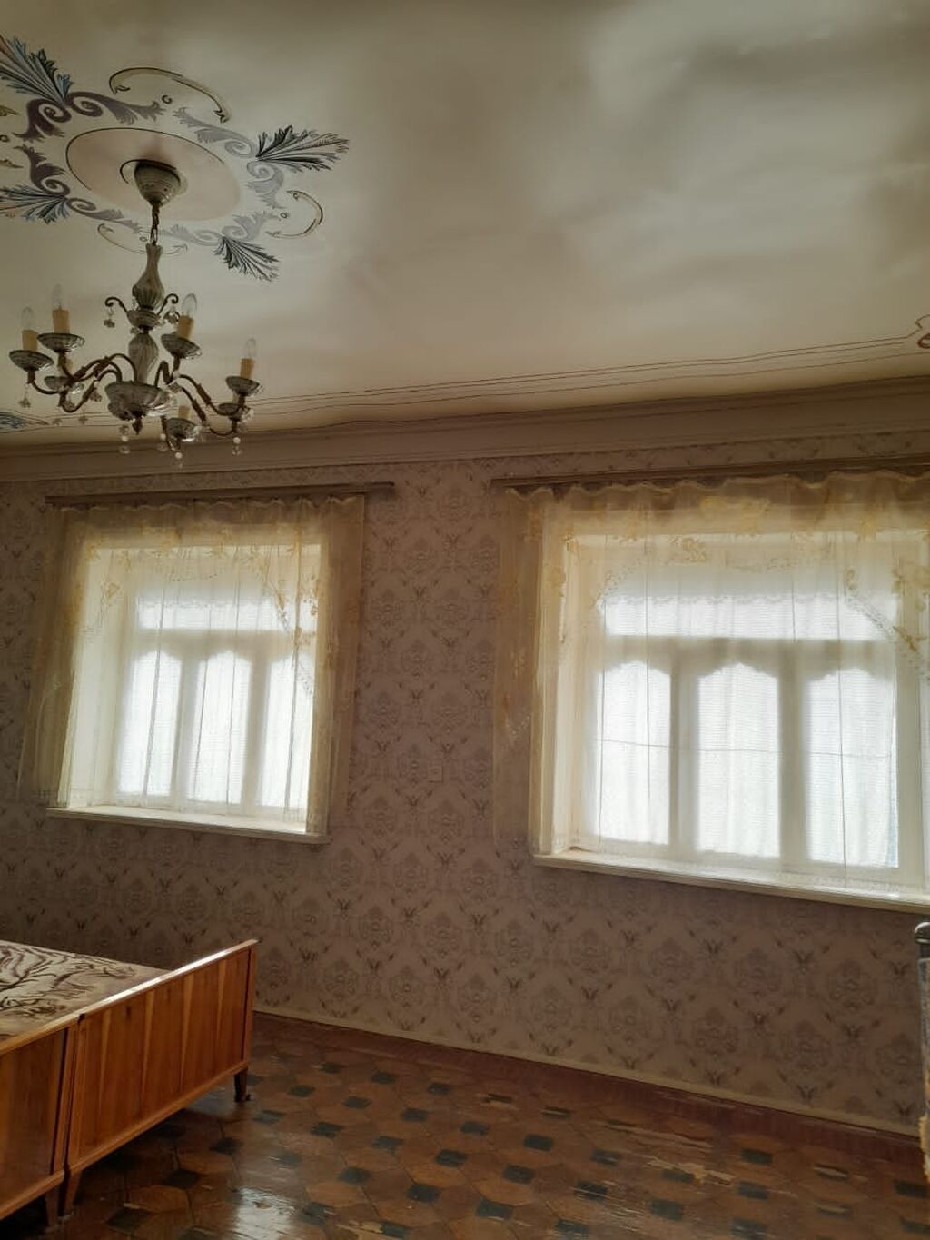 Satışa təqdim olunur: daş divarlı həyət evi - İki mərtəbəli, daşdan