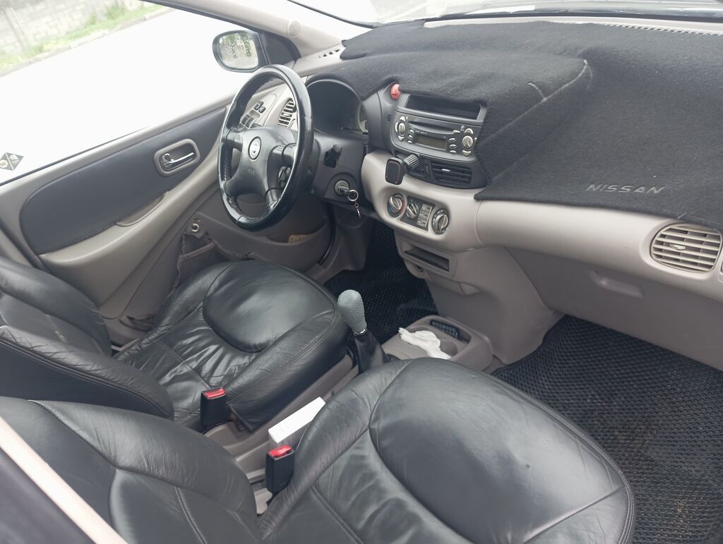 Nissan Tino: 2001 г., 1.8 л, Механика, Бензин, Хэтчбэк — фото 5