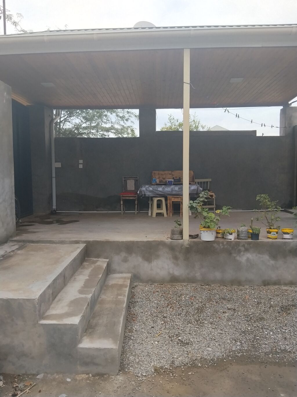 Ev 4 sotda yerləşir, kolidor tipli,1 zal3 yataq otağı, mətbəx, hamam
