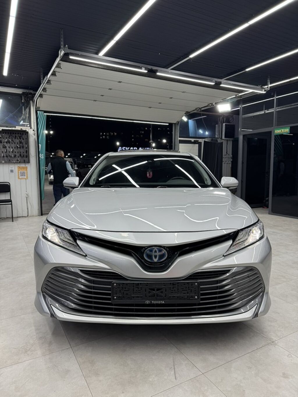 Toyota Camry: 2018 г., 2.5 л, Вариатор, Гибрид, Седан: фото 2
