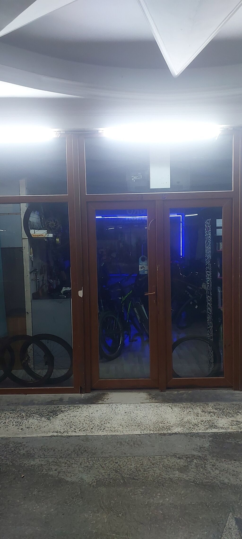 Amay ticarət metkezinde 80 m² kupçalı obyekt.həm çolə həm də içərirə