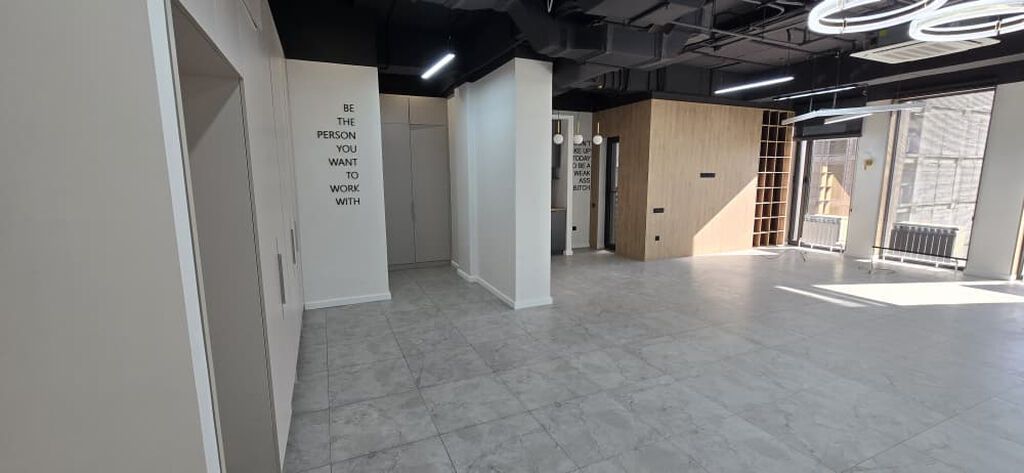 Сдаю Офис целиком: 105 м², В бизнес центре, С ремонтом, С высокими потолками