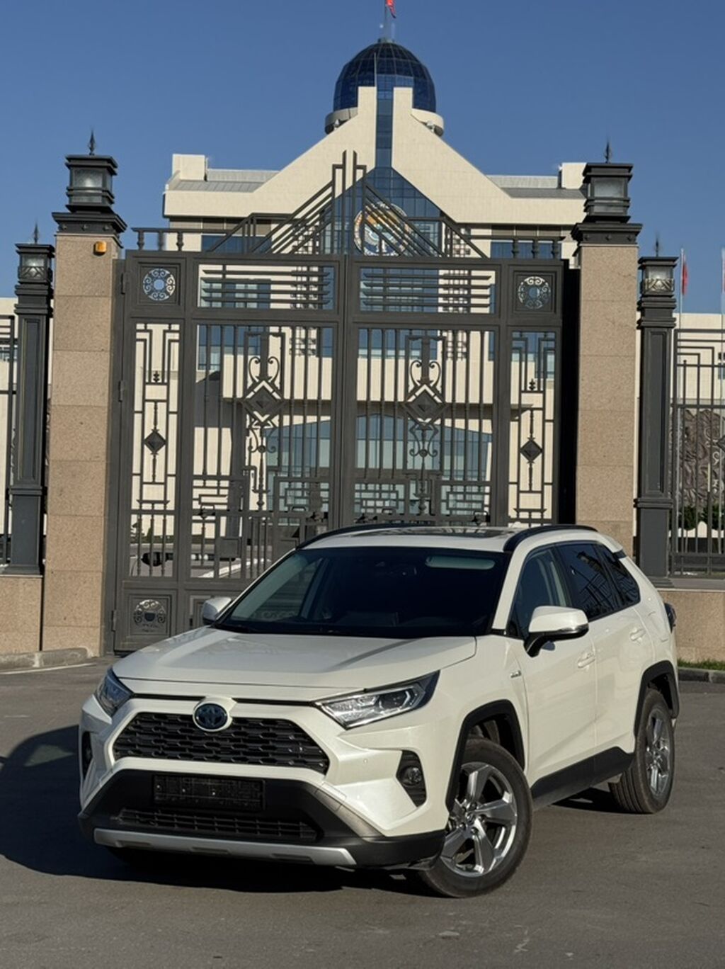 Toyota RAV4: 2021 г., 2.5 л, Автомат, Гибрид, Кроссовер: фото 2