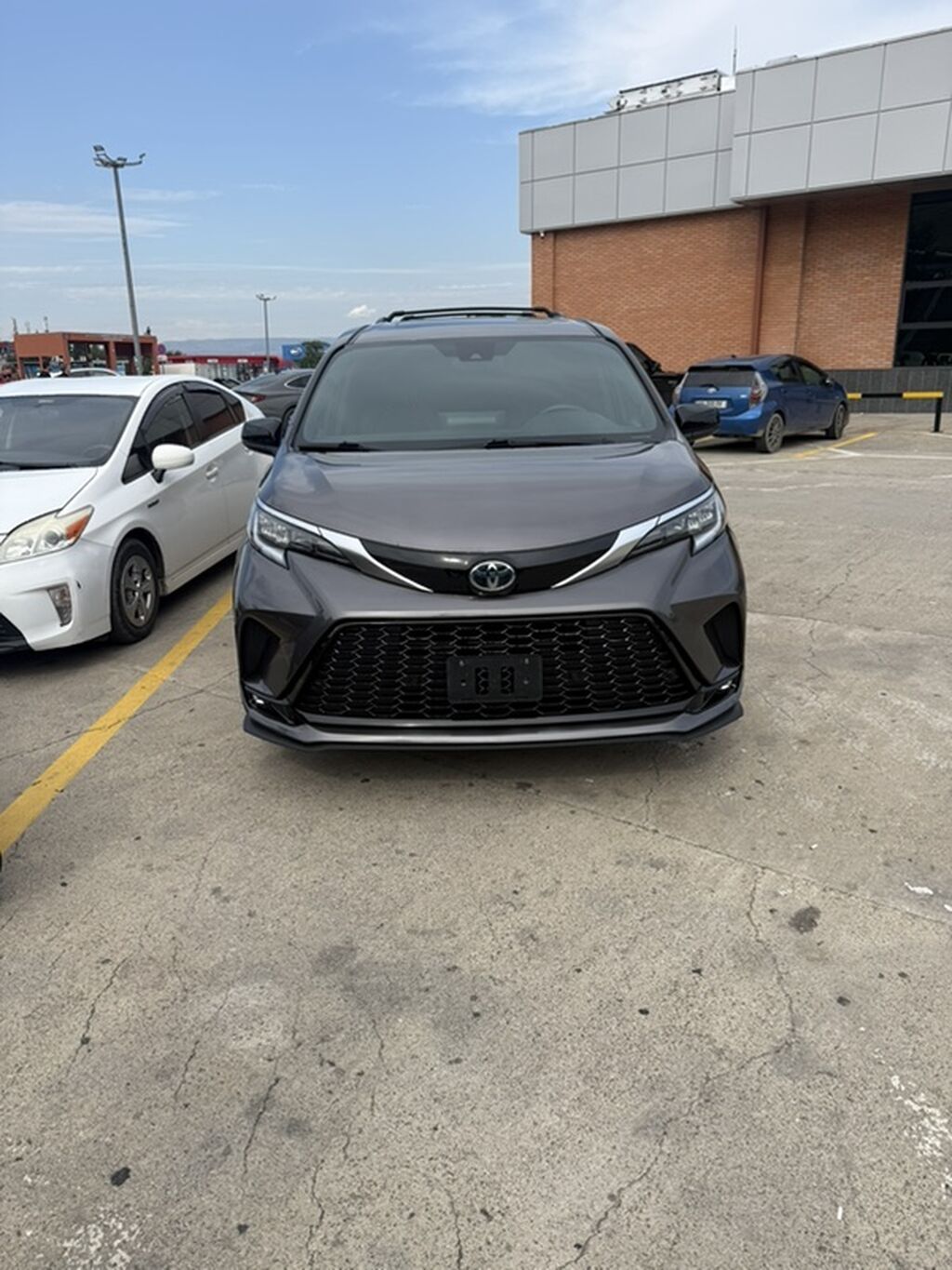 Toyota Sienna: 2021 г., 2.5 л, Автомат, Гибрид, Минивэн: фото 1