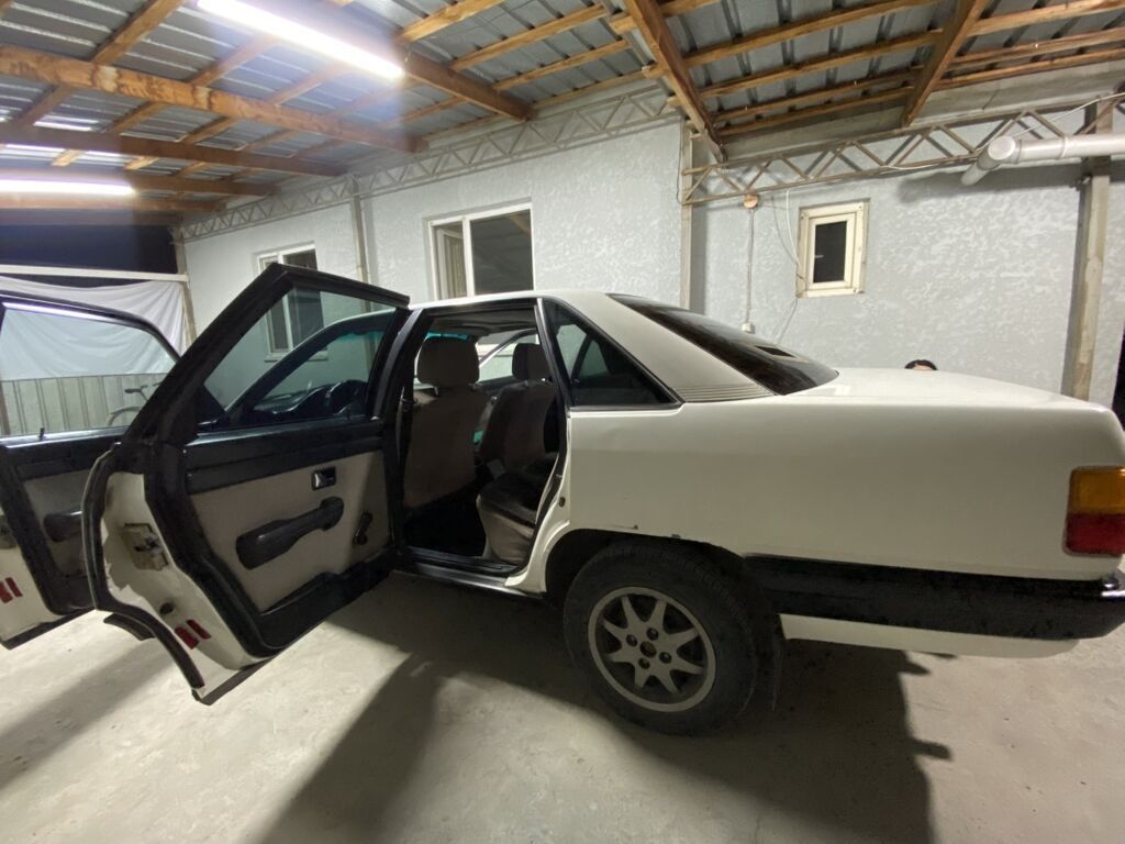 Audi 100: 1990 г., 2 л, Механика, Бензин, Седан: фото 6