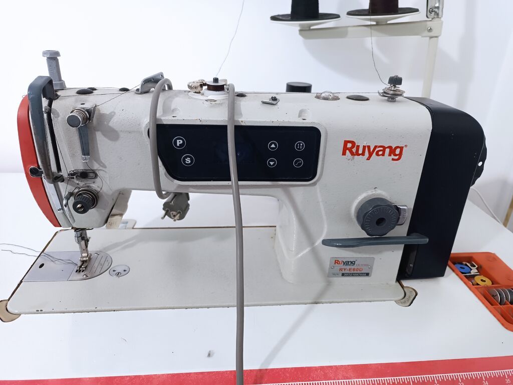 Промышленная швейная машина Ruyang RY-E60D с прямой строчкой на столе: фото 1