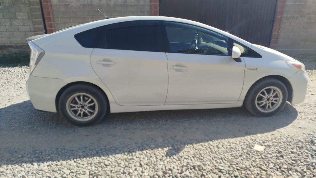Toyota Prius: 2013 г., 1.8 л, Вариатор, Гибрид, Хэтчбэк: фото 1