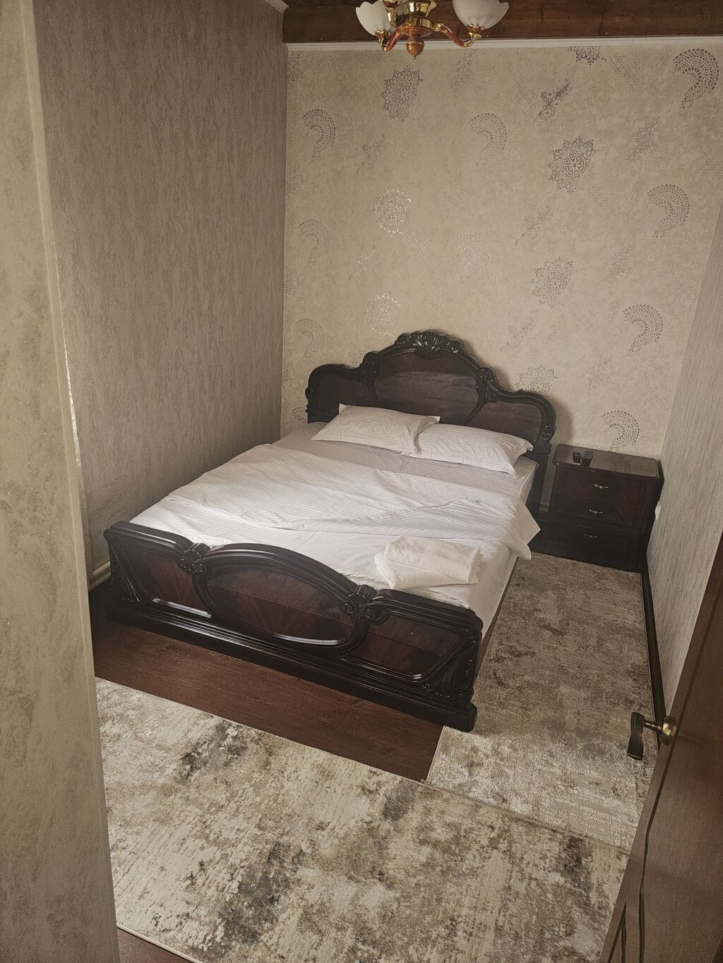 Гостиница с уютной спальней в смежном блоке. Планировка и мебель: -: фото 2