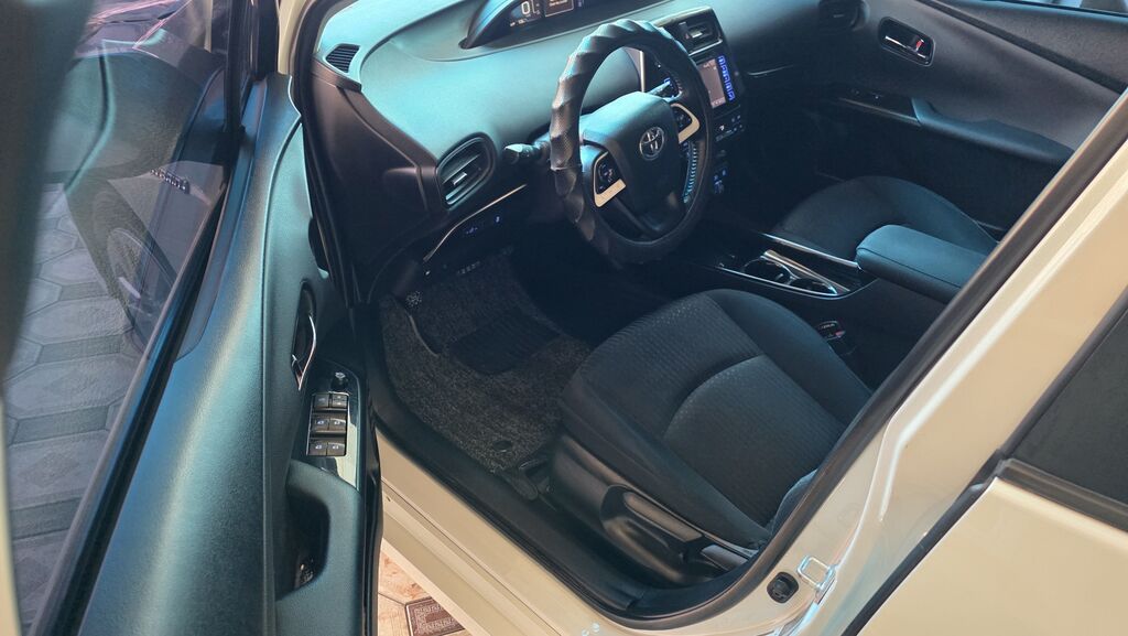 Toyota Prius: 2018 г., 1.8 л, Автомат, Гибрид, Лифтбек: фото 6
