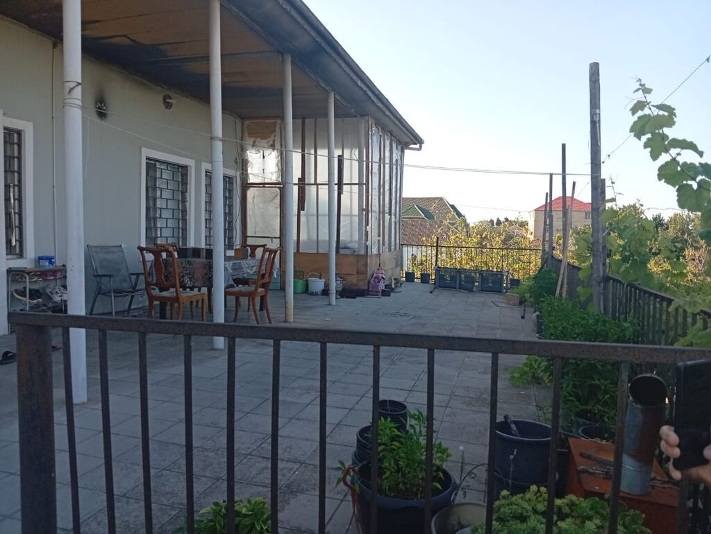 Geniş və işıqlı mənzil təqdim olunur. Xüsusiyyətlər: - Böyük qonaq