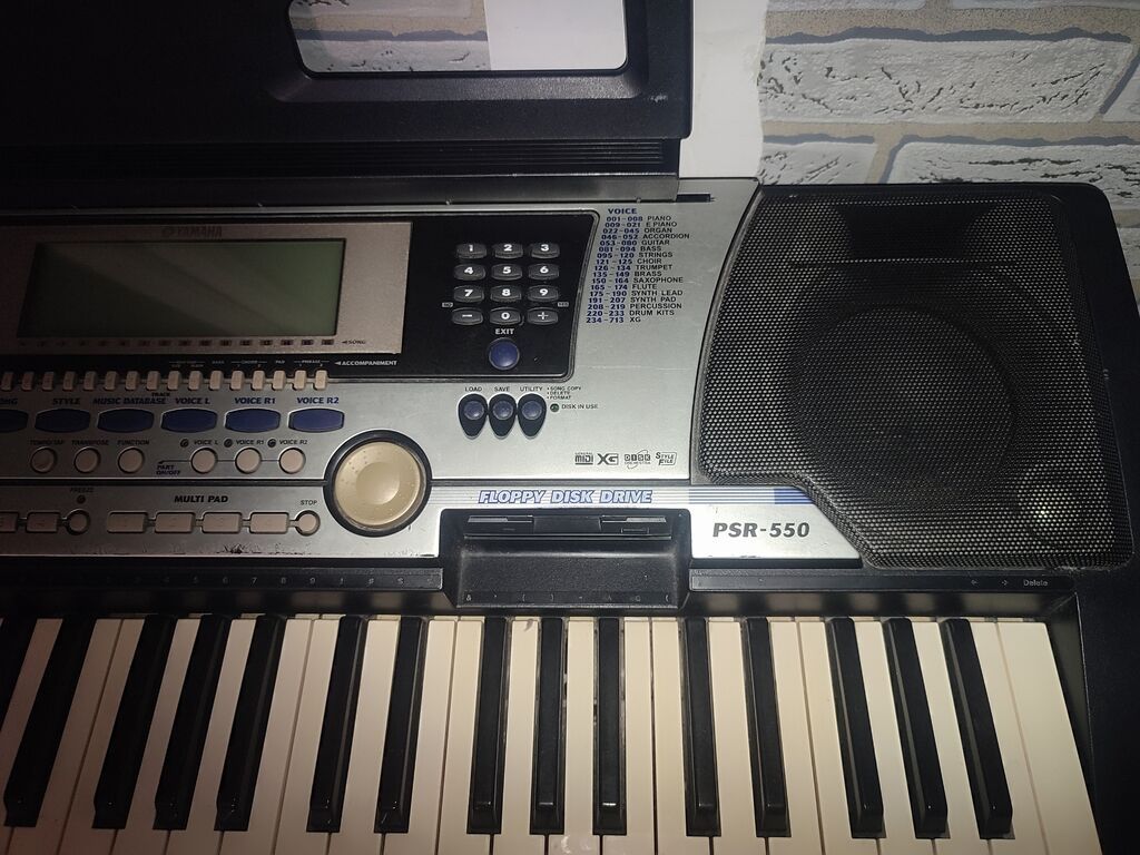 Синтезатор Yamaha PSR-550 в серебристом корпусе. Оснащен встроенными: фото 2