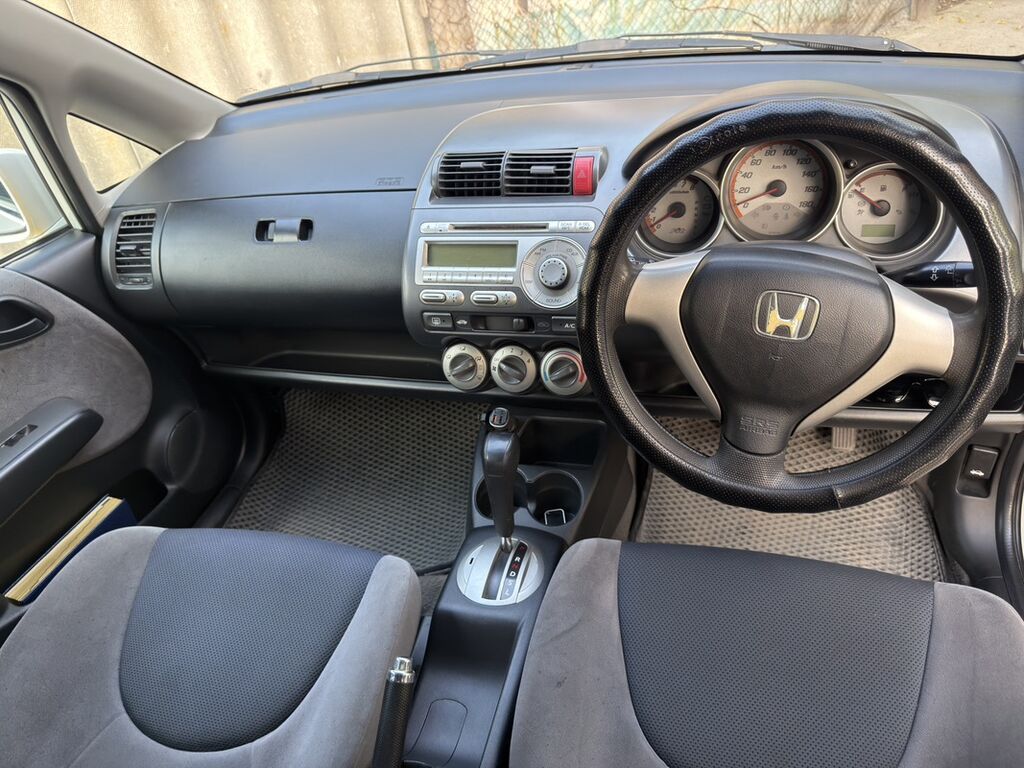 Honda Fit: 2005 г., 1.3 л, Автомат, Хэтчбэк: фото 4