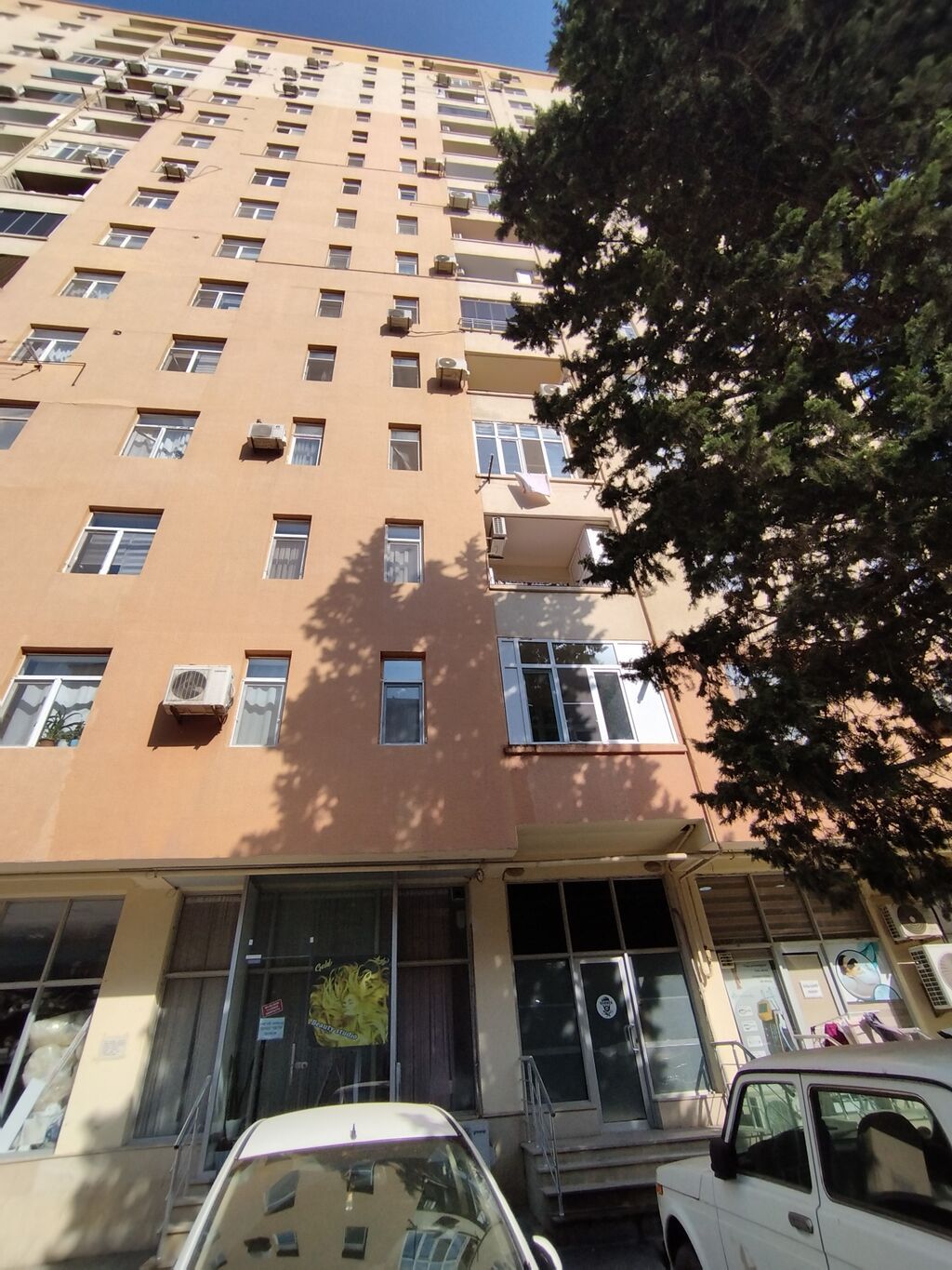 Əhmədlinin ən prestijli küçəsində yerləşən Yeni tikili binanın altında