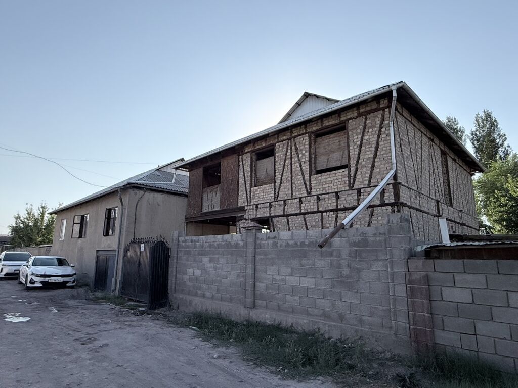ПРОДАЁТСЯ ДОМ В АК-БОСОГО — 2 ДОМА НА ОДНОМ УЧАСТКЕ Продаётся: фото 1