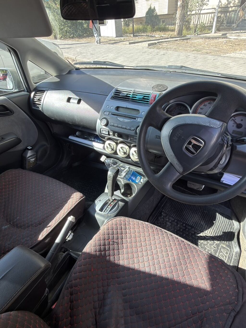 Honda Fit: 2002 г., 1.3 л, Автомат, Хэтчбэк: фото 4