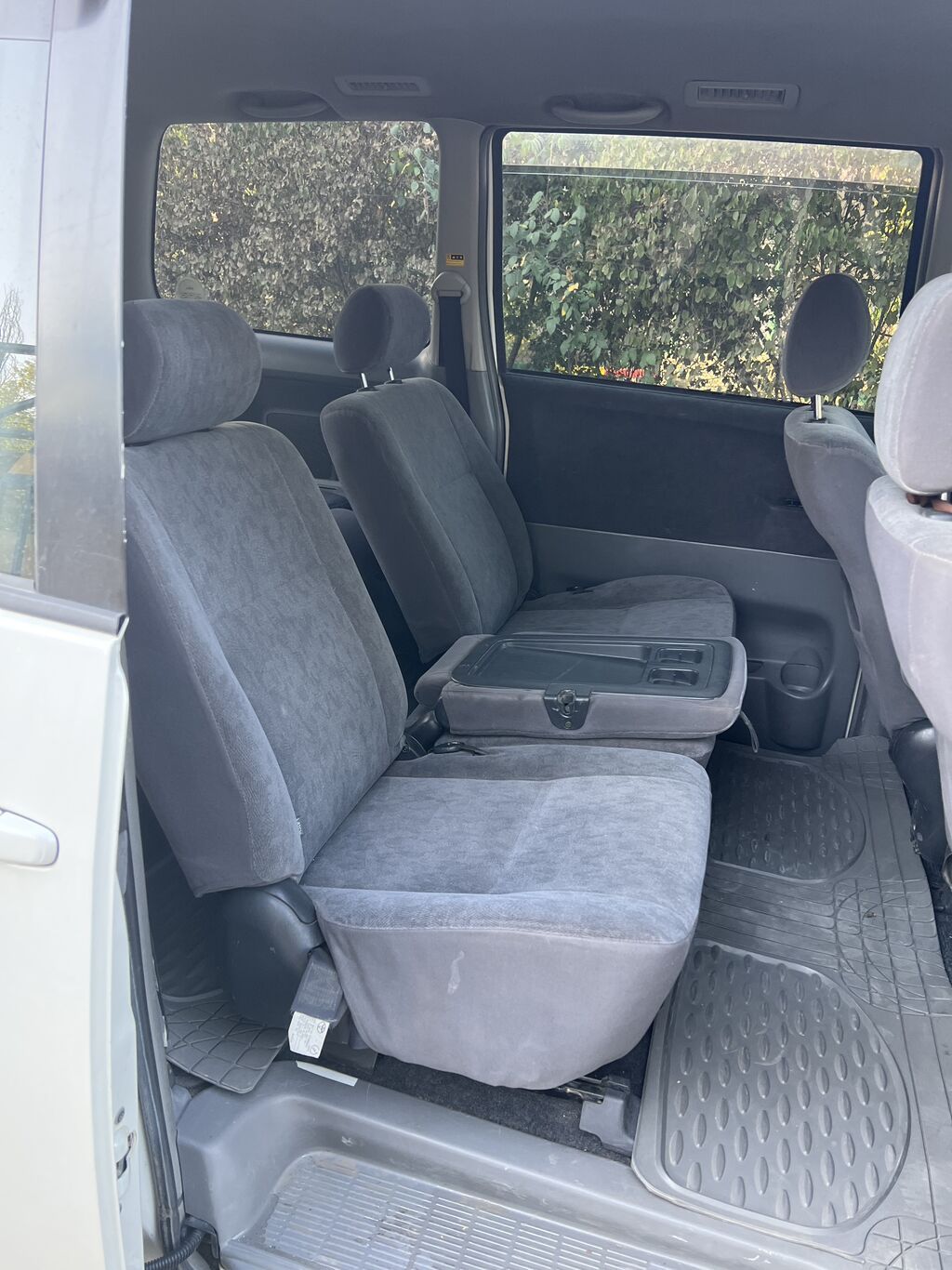 Toyota Voxy: 2005 г., 2 л, Вариатор, Бензин, Минивэн: фото 3