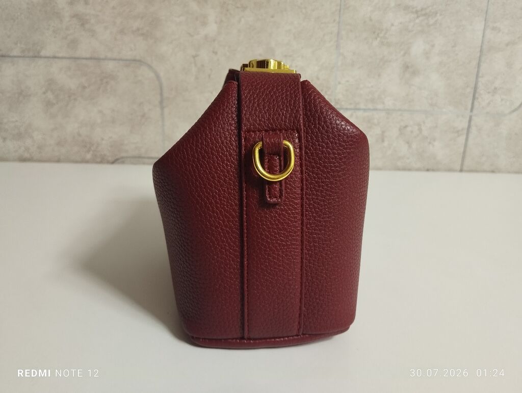 Сумка miu miu, вишнёвого цвета с золотыми элементами, с двумя шнурами: фото 5