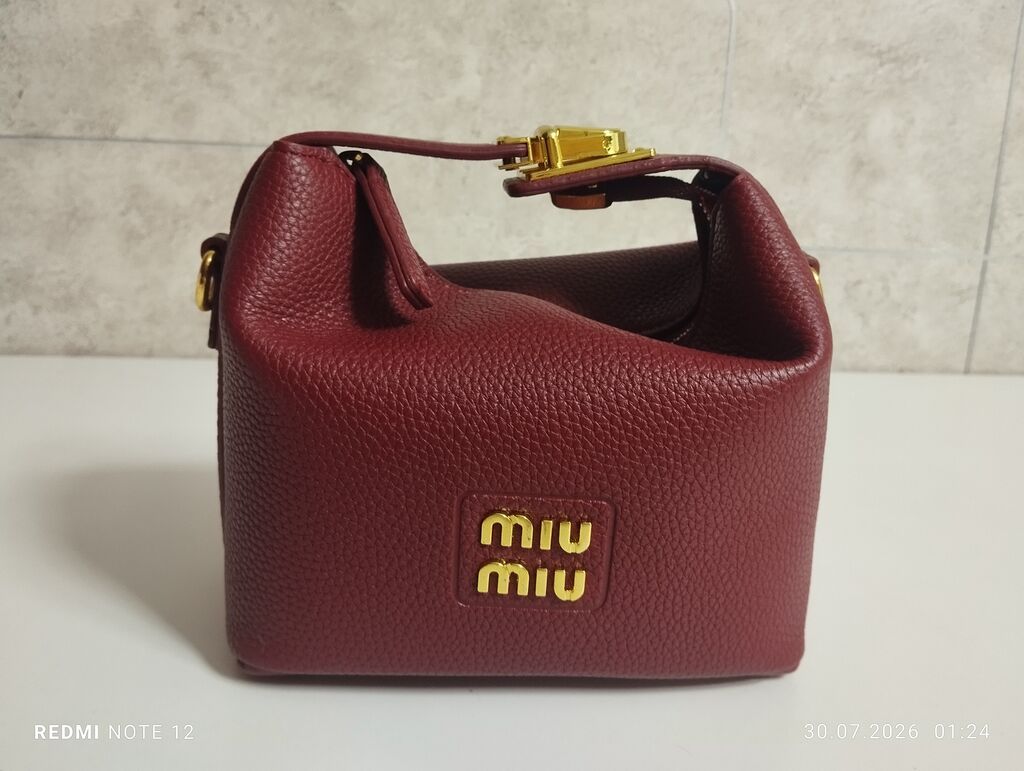 Сумка miu miu, вишнёвого цвета с золотыми элементами, с двумя шнурами: фото 3