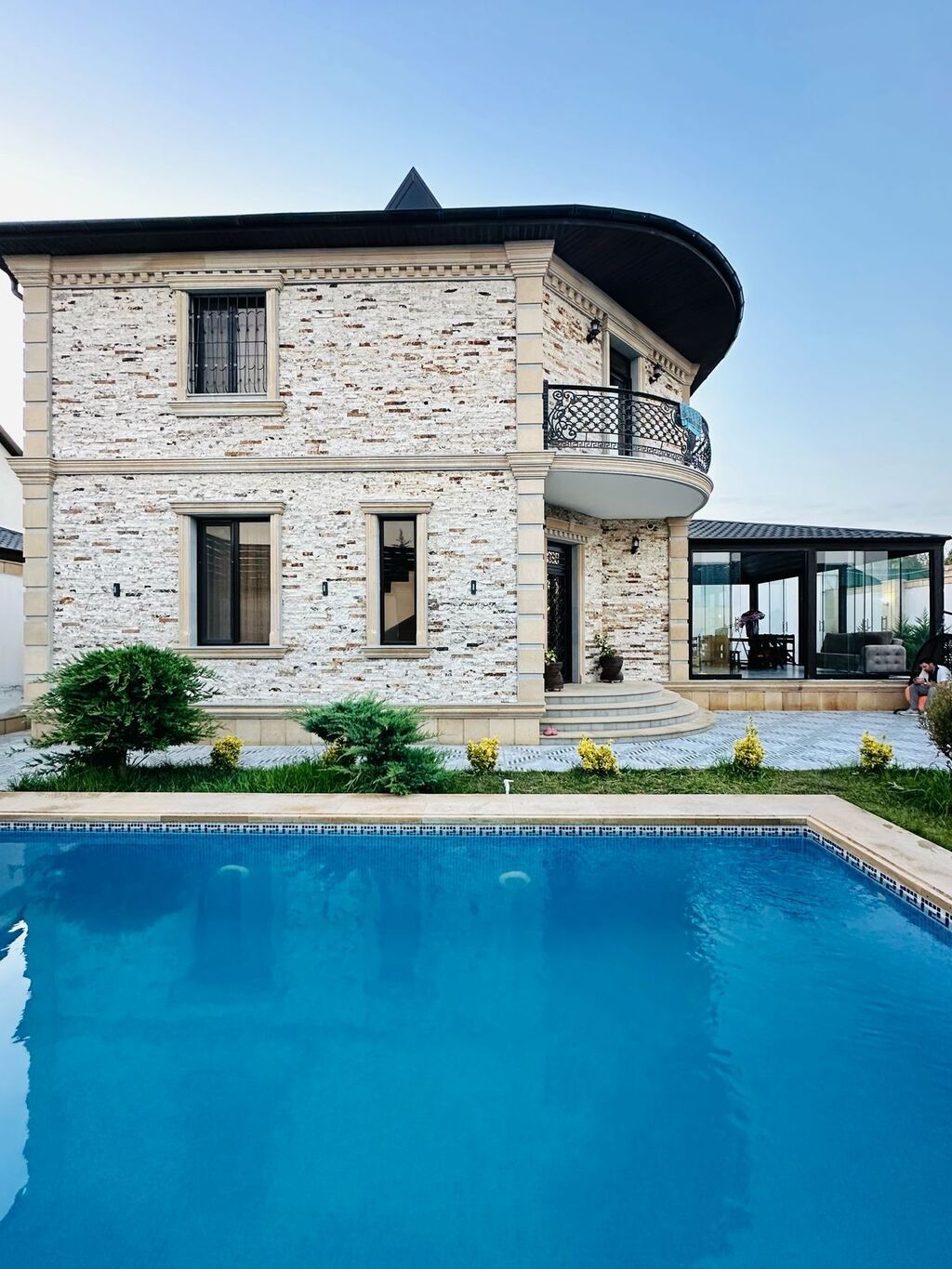 Mebel və texnika ilə təchiz olunmuş geniş mənzil/interyer təqdim
