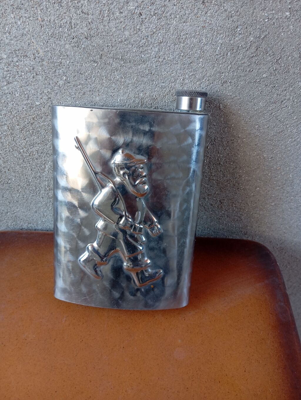 Metal cib flakonu – relyef ovçu fiqurlu - Material: parıltılı metal