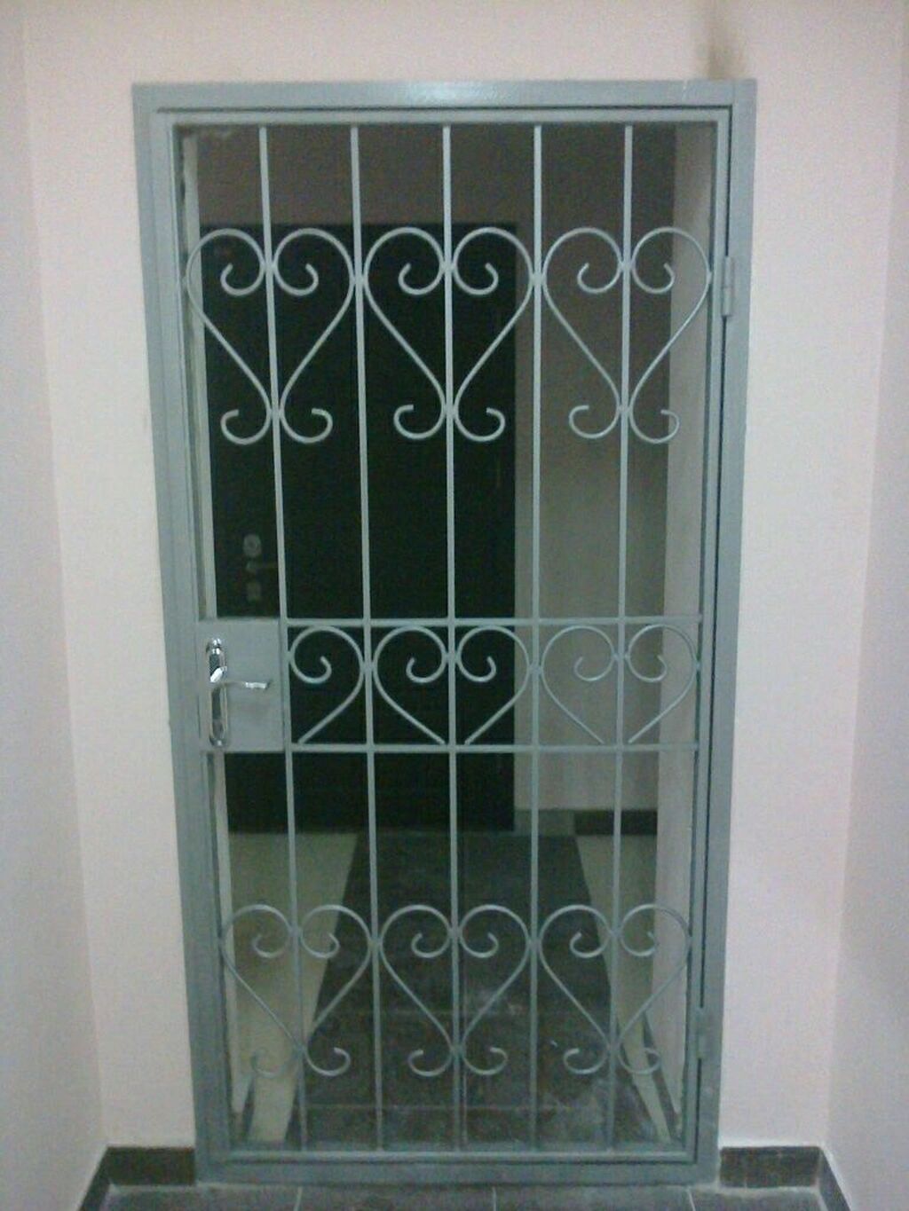 Решетчатая дверь металлическая
