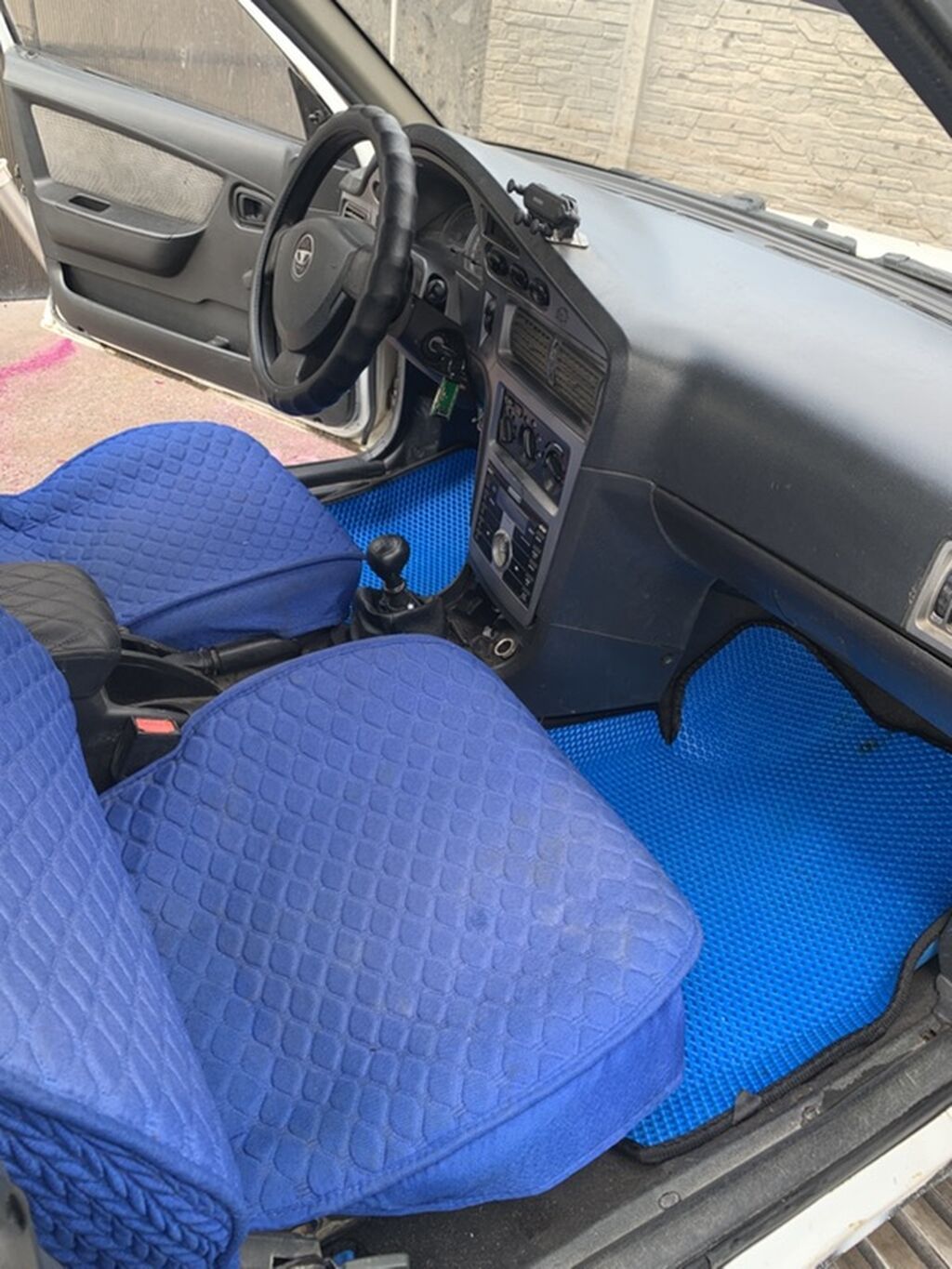 Автомобиль седан белого цвета с передним приводом. 4 двери, кузов с: фото 5