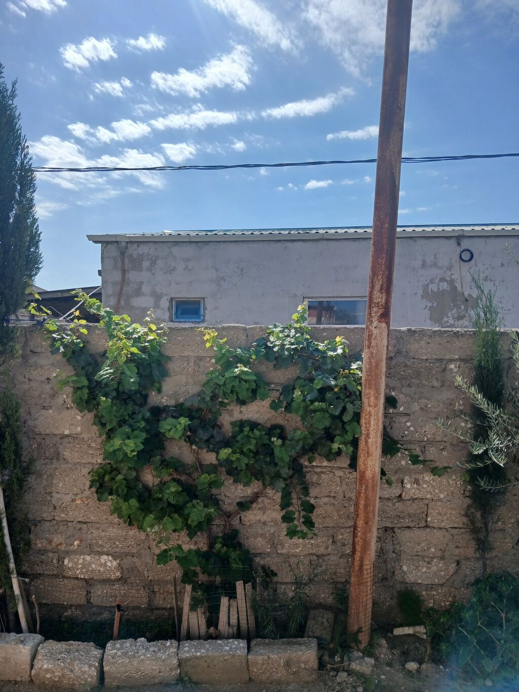 Həyətyanı sahəli həyət evi 2. Təsvir: - Daş hasarla əhatələnmiş