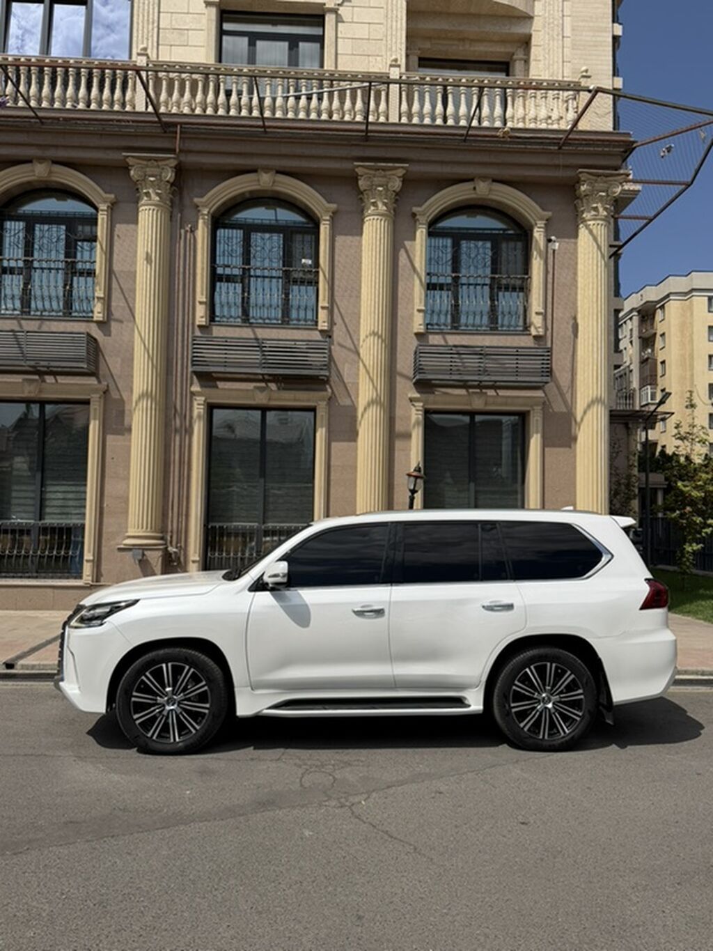 Lexus LX: 2017 г., 5.7 л, Автомат, Бензин, Внедорожник: фото 2