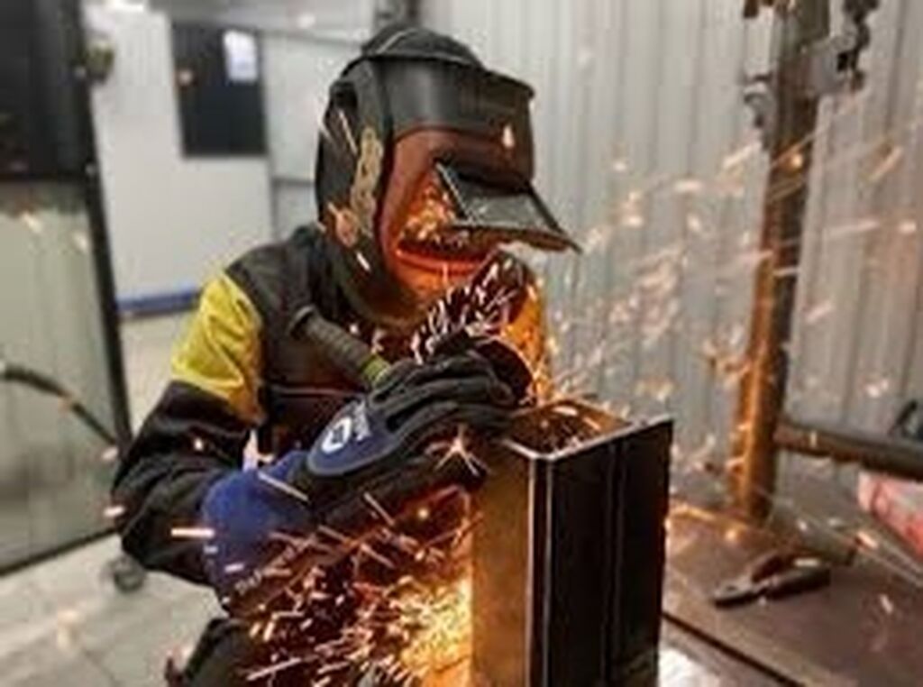 Лучший сварщик 2025. Сварщик резчик. выставка работ сварщиков. супер сварщик прикол.