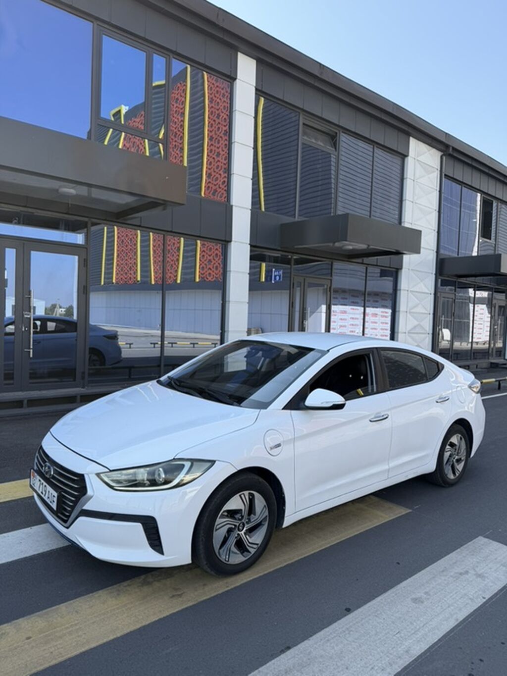 Hyundai Elantra: 2021 г., Автомат, Гибрид, Седан: фото 2
