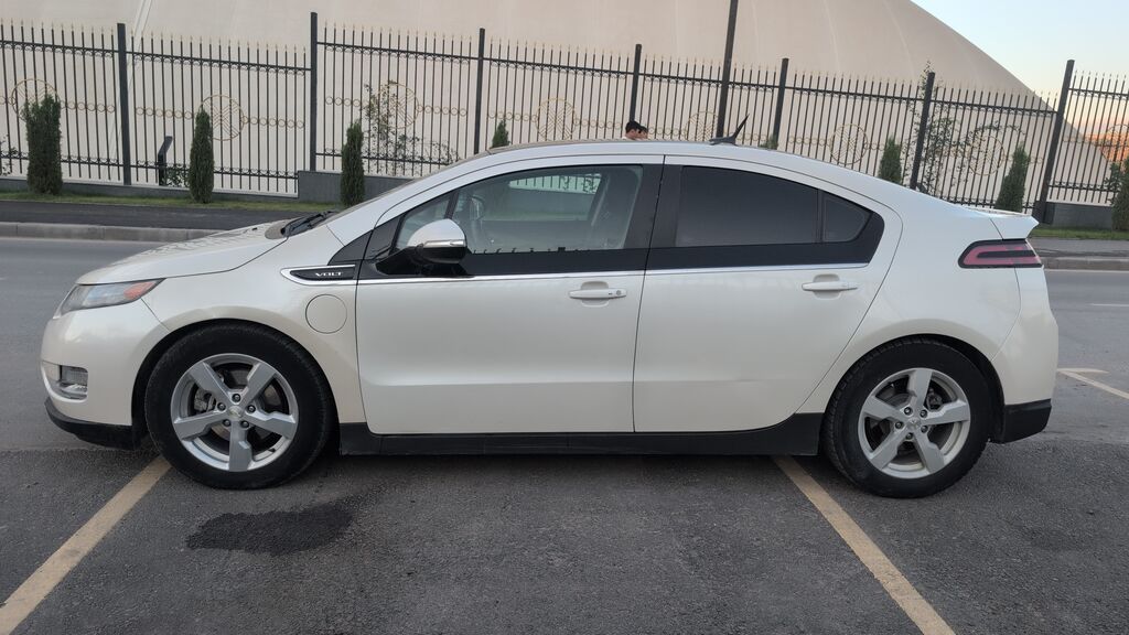 Chevrolet Volt: 2011 г., Гибрид, Хэтчбэк: фото 3