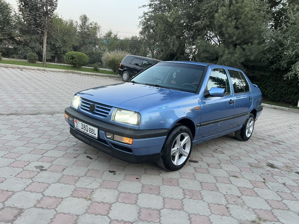 Volkswagen Vento: 1993 г., 1.8 л, Механика, Бензин, Седан: фото 2
