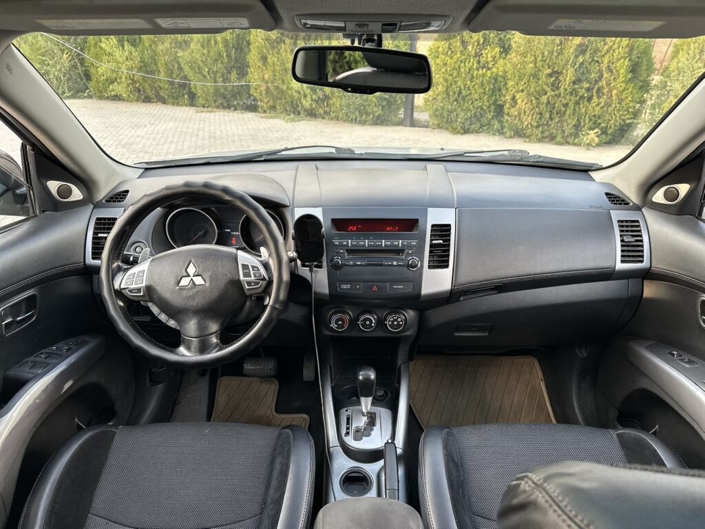 Mitsubishi Outlander: 2011 г., Автомат, Бензин, Кроссовер: фото 1