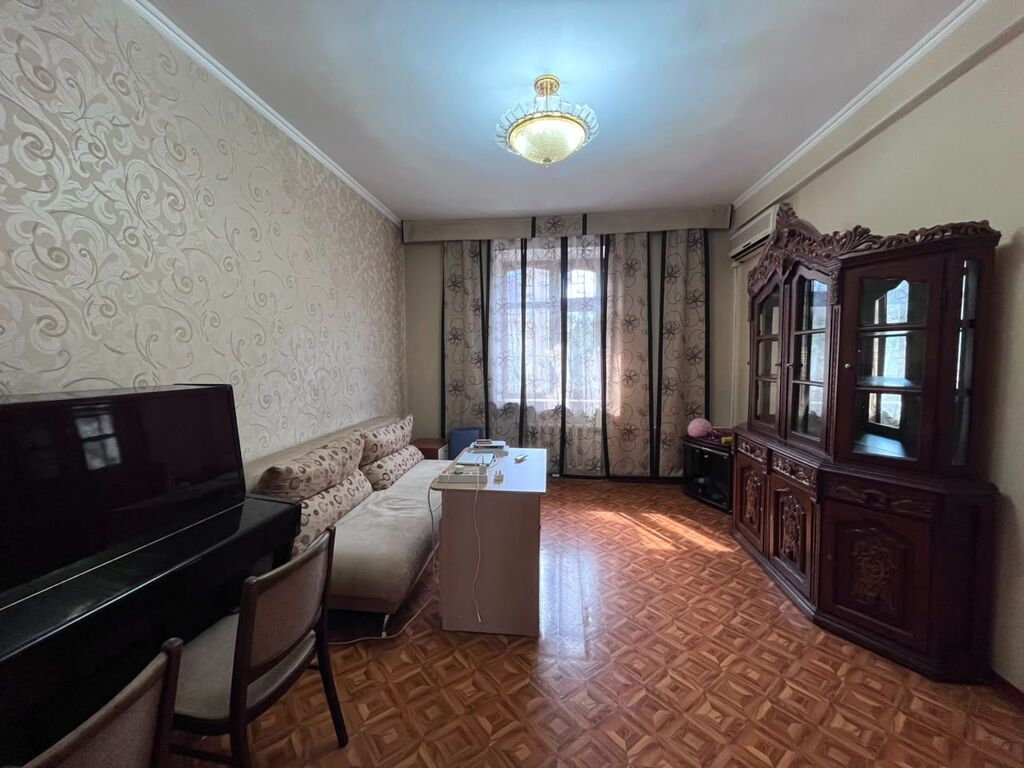 3 комнаты, 72 м², Золотой квадрат Сталинка, 2 этаж, Косметический ремонт: фото 1