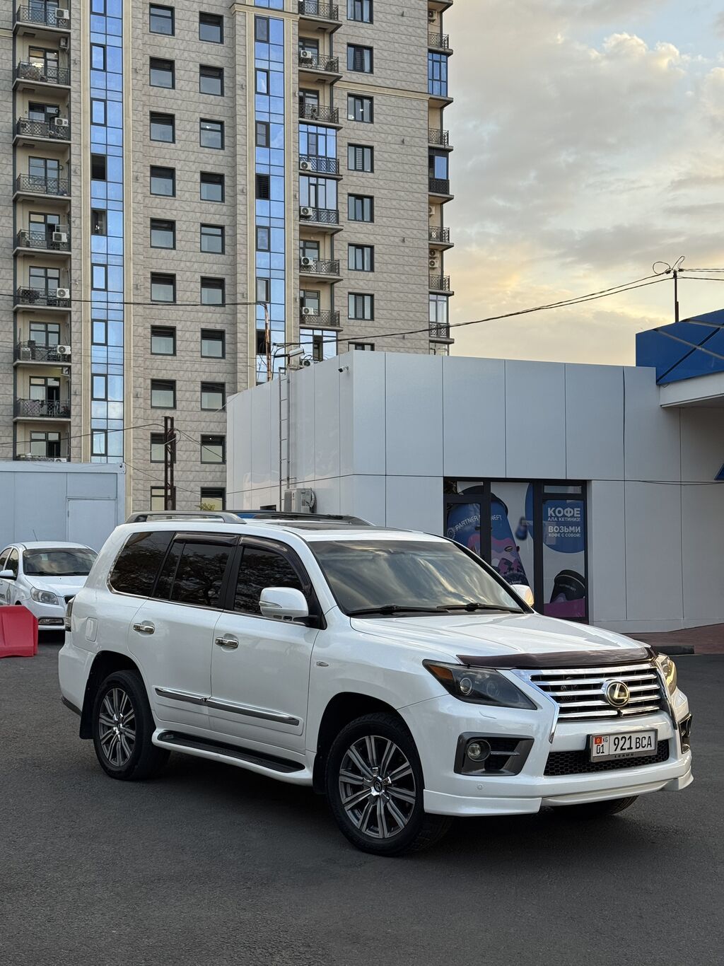 Lexus LX: 2009 г., 5.7 л, Автомат, Бензин, Внедорожник: фото 6