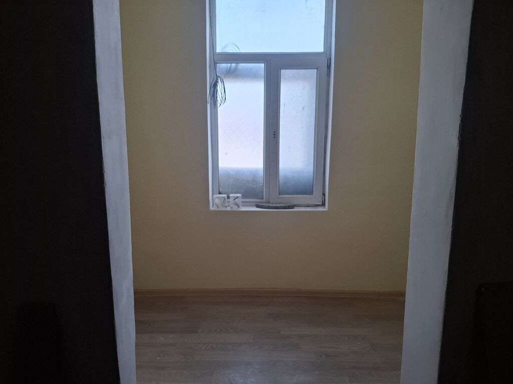 Künc sahədə yerləşən ayrıca tikili – kiçik ofis/obyekt+EV