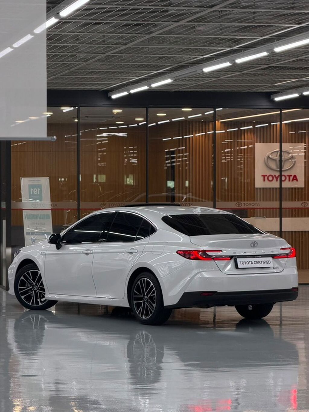 Toyota Camry: 2024 г., 2.5 л, Вариатор, Гибрид, Седан: фото 3