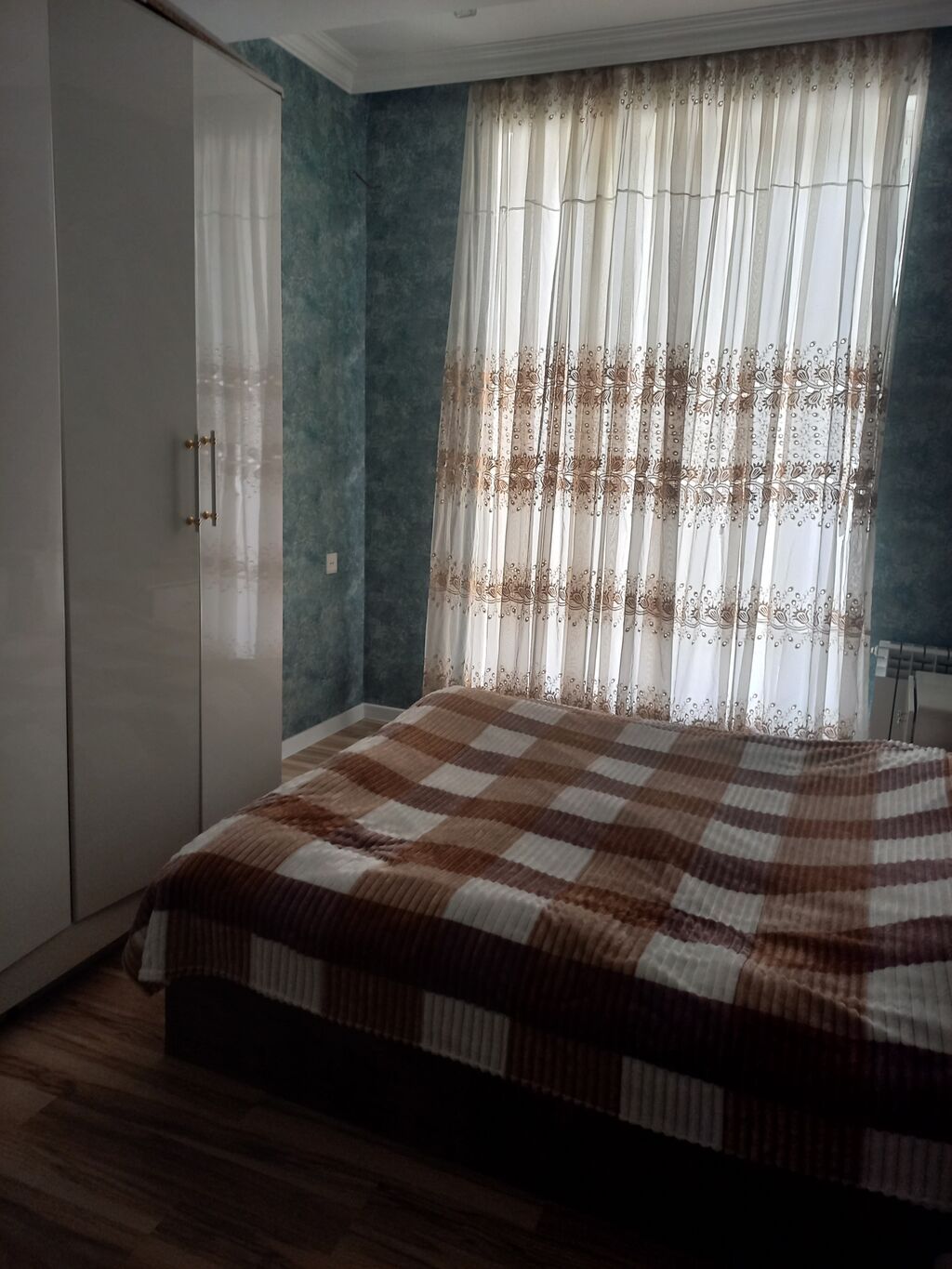 Yeni tikili binada mənzil – işıqlı yataq otaqları və fransız
