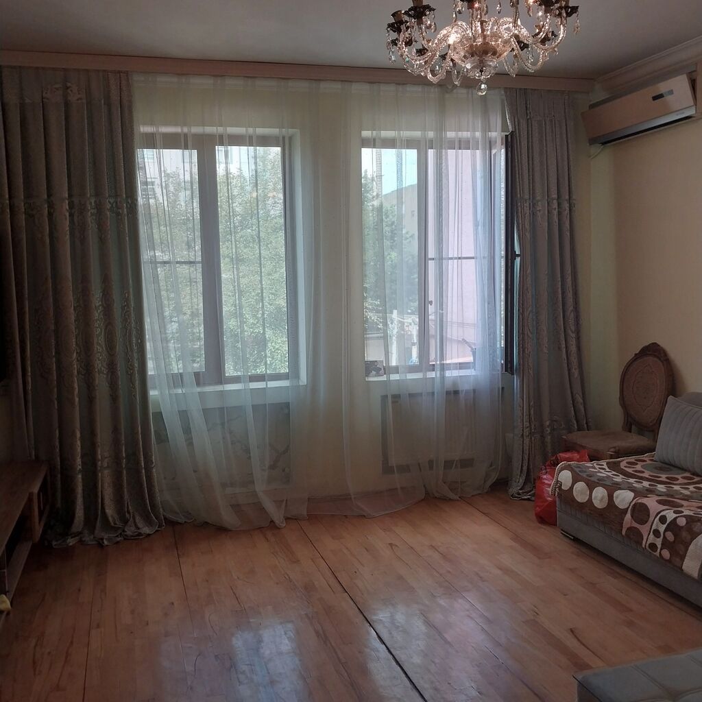 Bakıxanov qəs. 4 otaqlı, 200 kv. m, Orta təmir