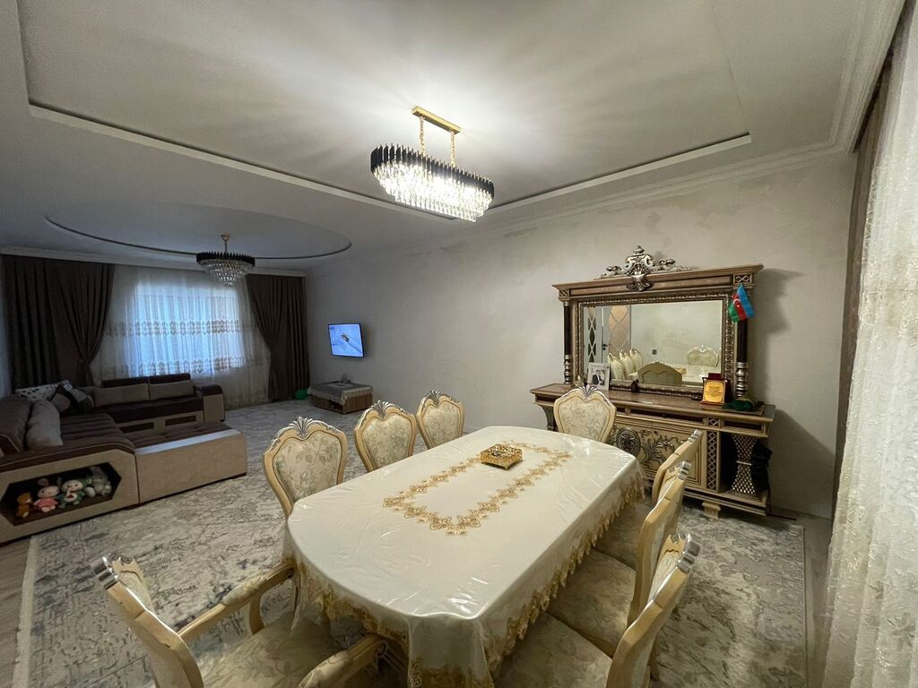 2 mərtəbəli fərdi yaşayış evi. Evin fasadı müasir üslubda işlənib
